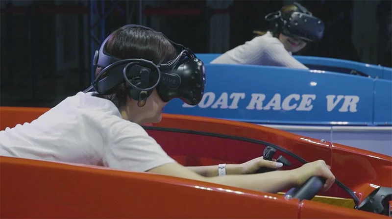VRヘッドセットを装着してボートレースVRを楽しむ様子