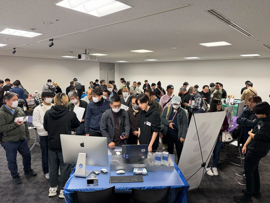 多くの人が集まる屋内イベントの様子