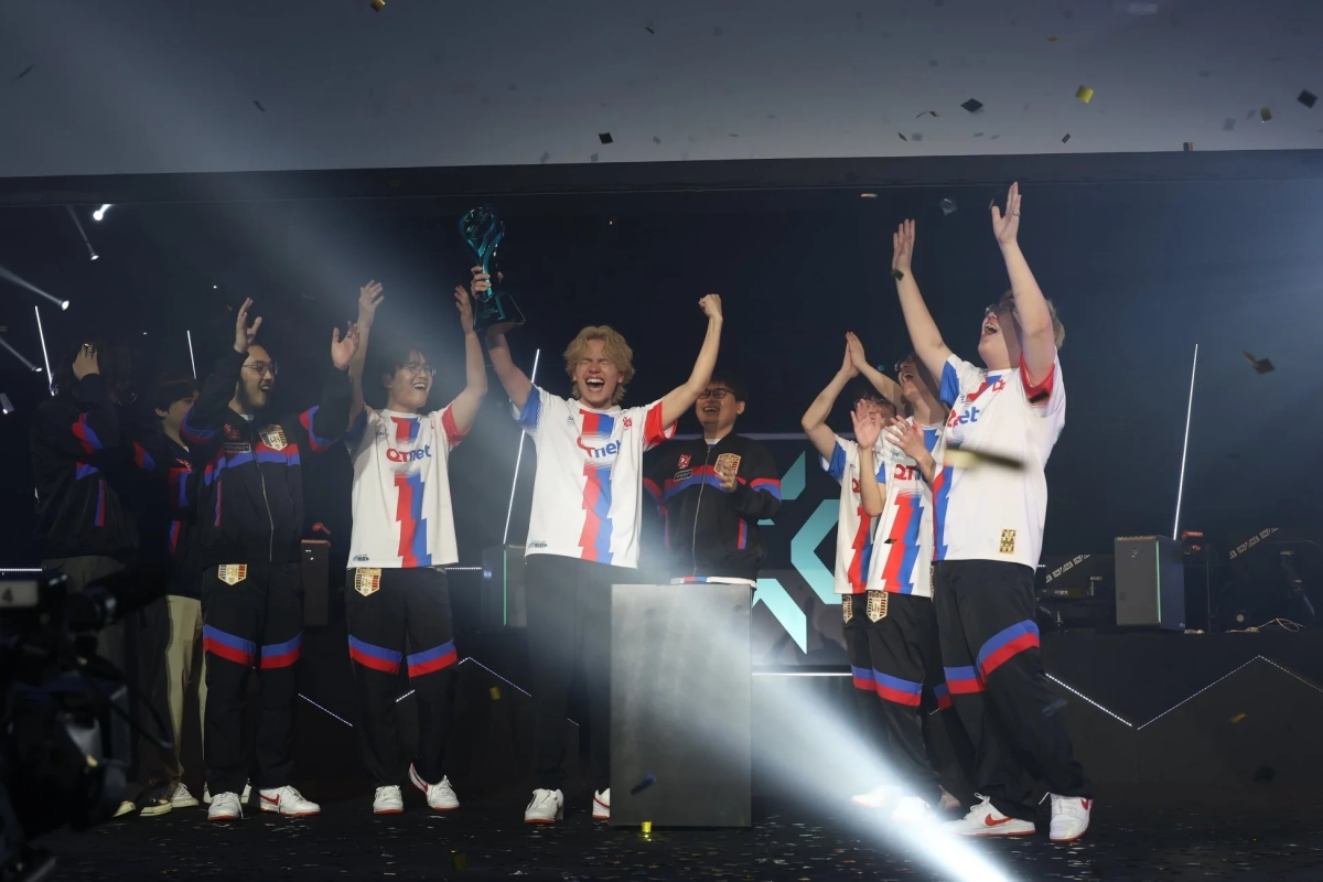 eスポーツ大会で優勝し、トロフィーを掲げて歓喜するチームの選手たち