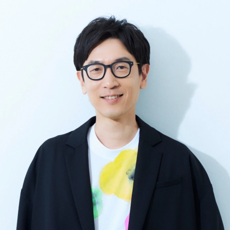 眼鏡をかけた笑顔の男性