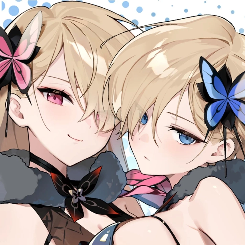 ブロンドヘアの二人の少女が描かれたイラストです。一人はピンク、もう一人は青い瞳をしており、それぞれ蝶の装飾を身につけています。親密そうな雰囲気で並んでいます。