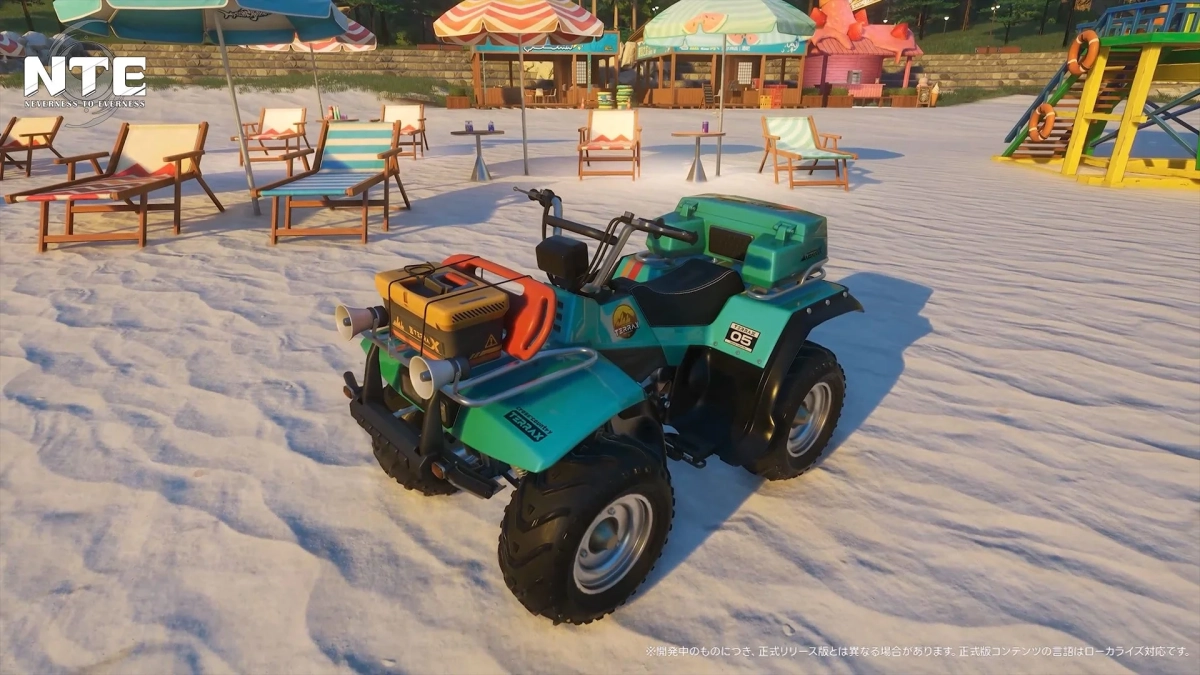 砂浜に停車したターコイズ色のATV