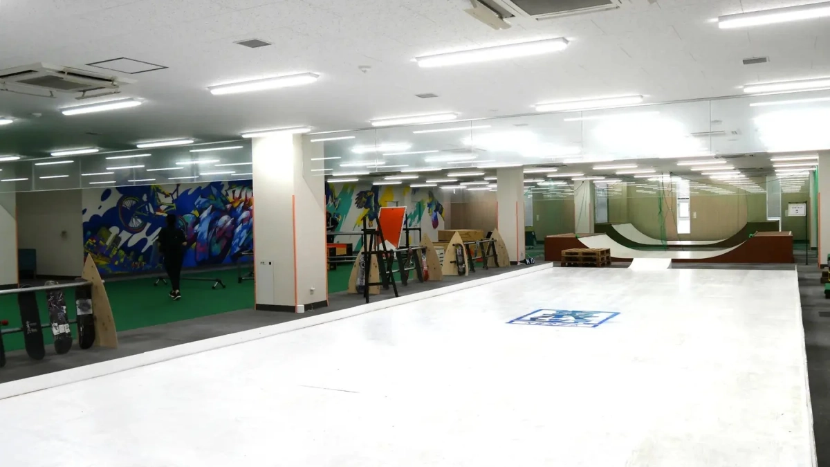 屋内スケートパークの様子