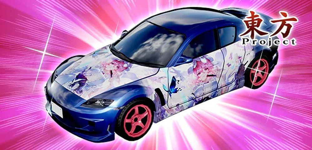 東方Projectのキャラクターが描かれた痛車のマツダRX-8が、鮮やかなピンクの光線が広がる背景に映える画像