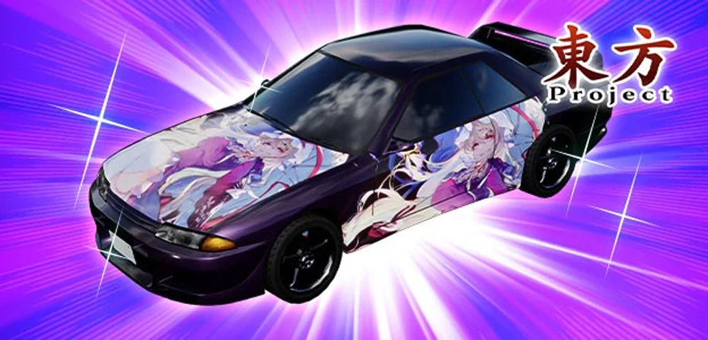 紫色の車体に人気アニメ『東方Project』のキャラクターが描かれた痛車の画像