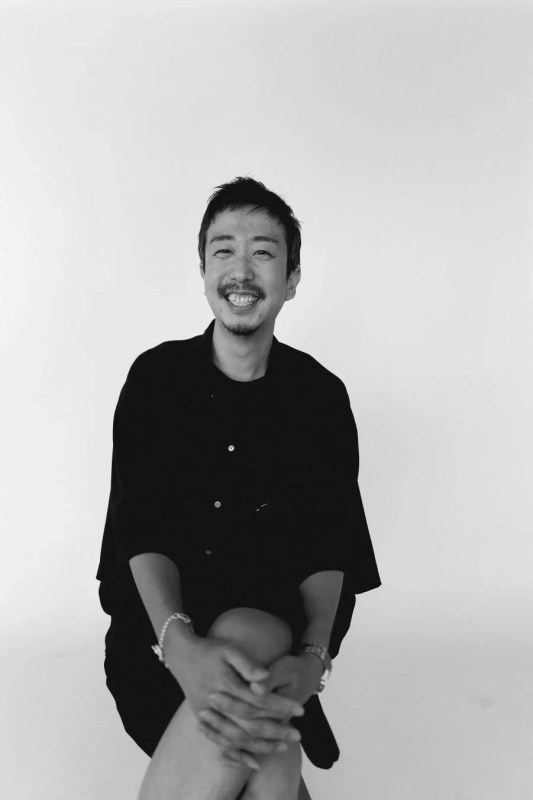 黒いシャツを着たアジア人男性