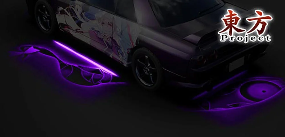 アニメ「東方Project」のキャラクターが描かれた痛車が、地面に紫色の神秘的な光のパターンを投影しながら停車
