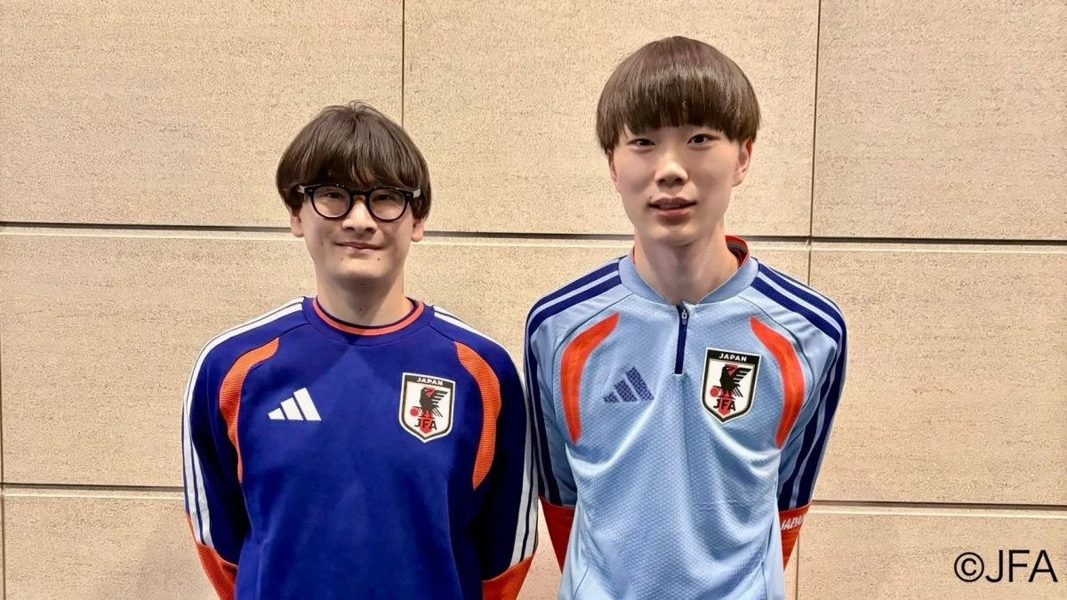 JFAロゴ入りユニフォームを着た2選手