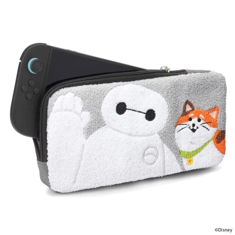 黒いNintendo Switchが、ディズニー映画「ベイマックス」のキャラクターが刺繍されたグレーのやわらかいキャリングケースに収納されている様子