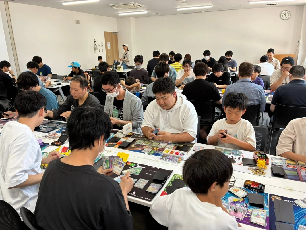 多くの人々がカードゲームをプレイしている様子