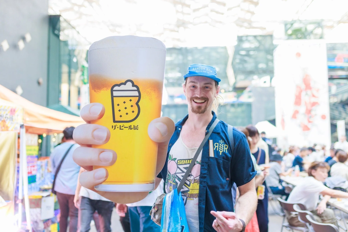 巨大なビールグラスのプロップを持つ男性