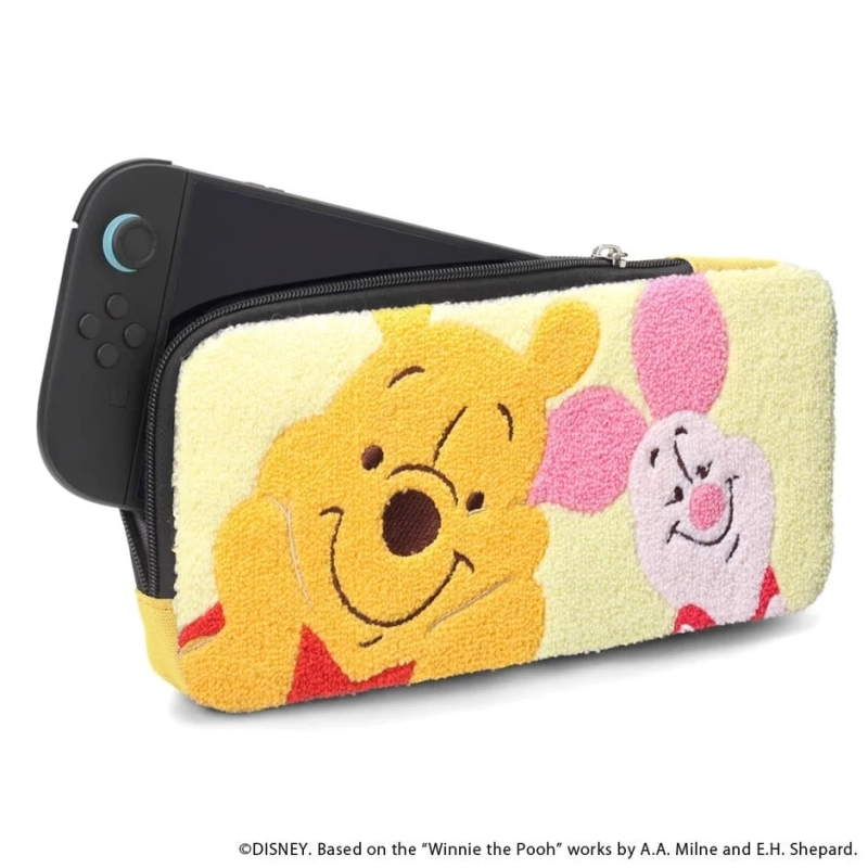 くまのプーさんとピグレットがデザインされた、ふわふわの黄色いポーチにNintendo Switchが収納されている画像