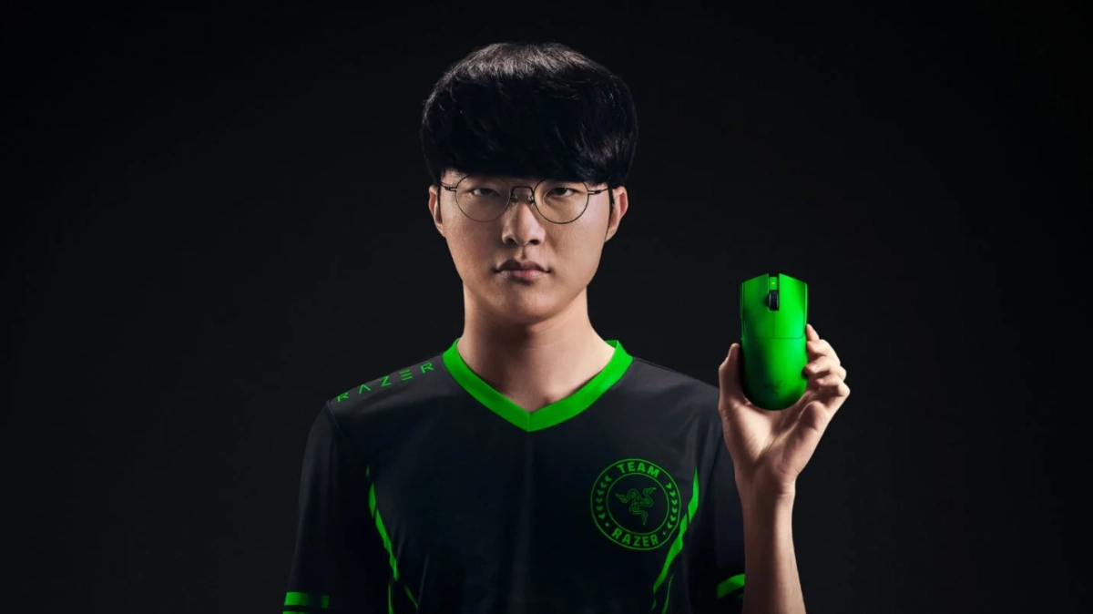 Razerのゲーミングマウスを持つ男性