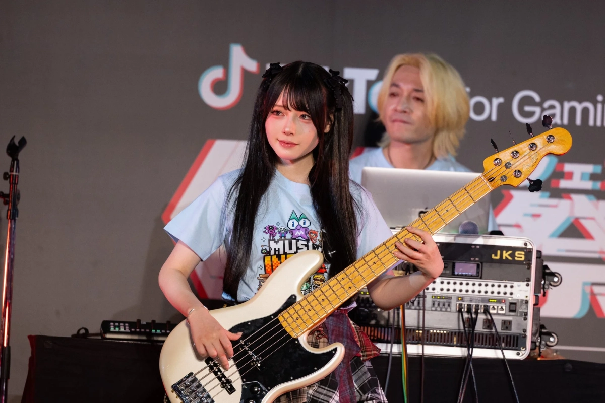 ベースを演奏するMumeixxx