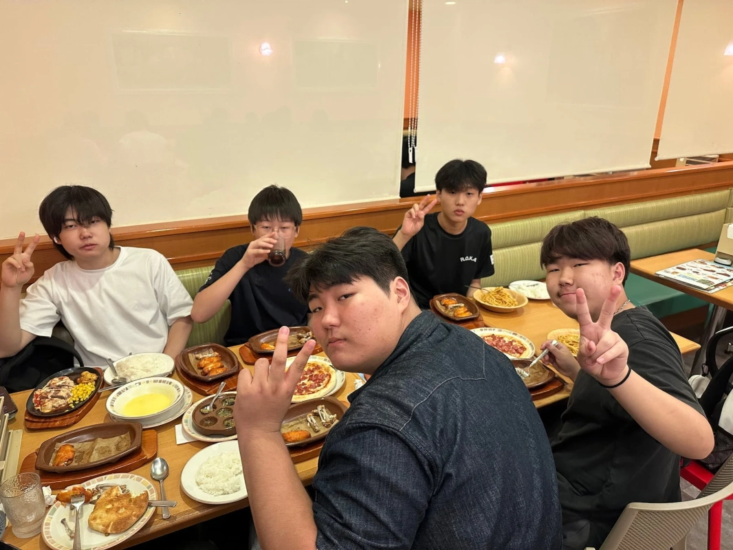 食事を楽しむ参加者たち