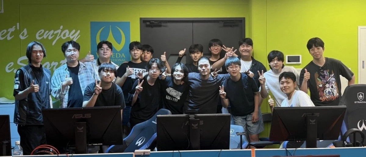 eスポーツ施設での集合写真