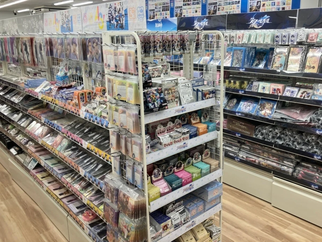 原神や崩壊スターレイルのグッズ棚
