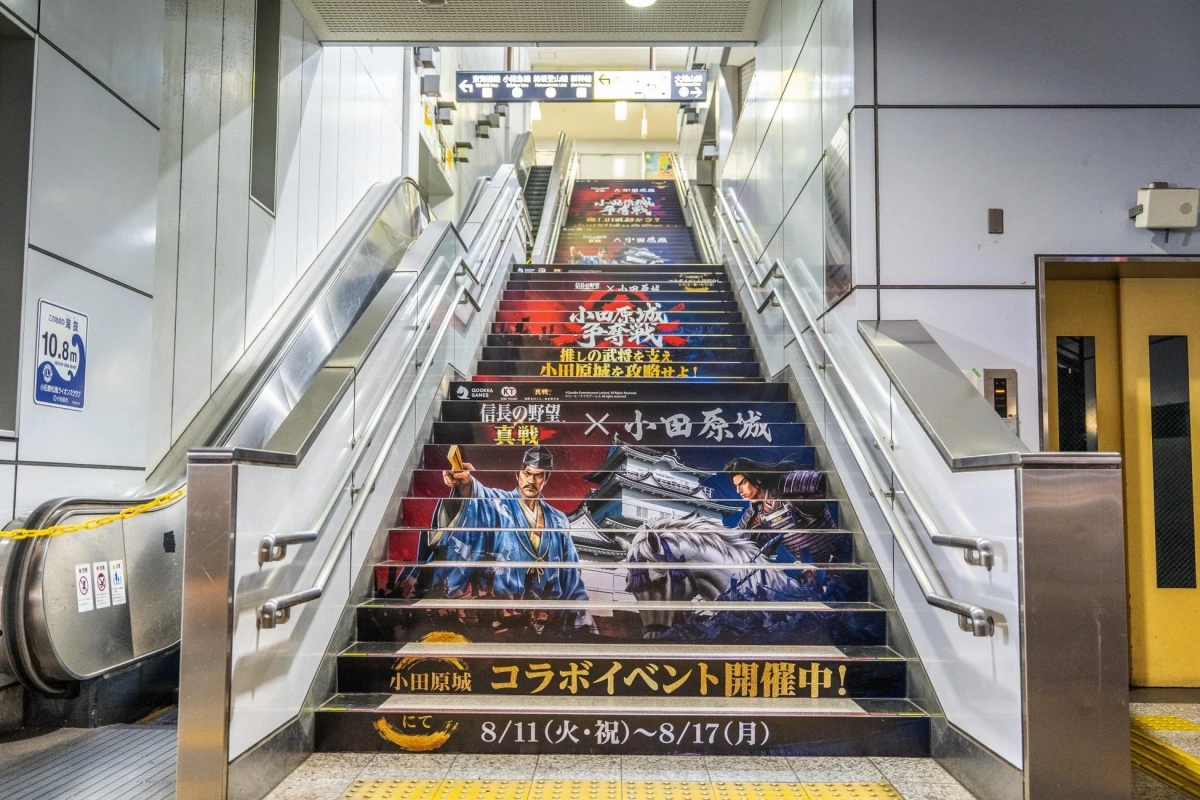 小田原駅広告画像(階段2)