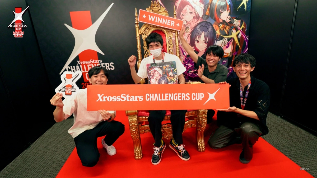 「XrossStars CHALLENGERS CUP」イベントで、優勝者と参加者たちが笑顔で記念撮影している様子