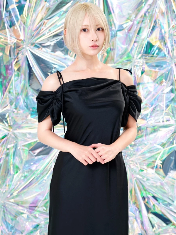金髪ショートヘアの女性