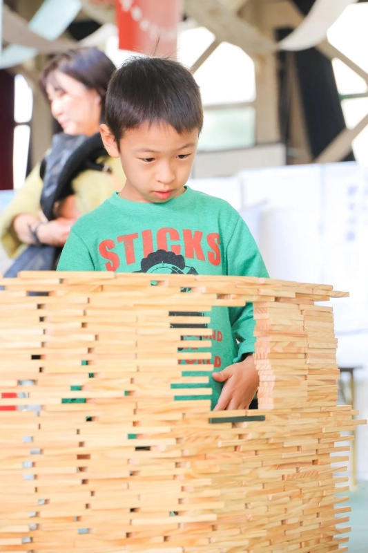 木のおもちゃで遊ぶ子ども