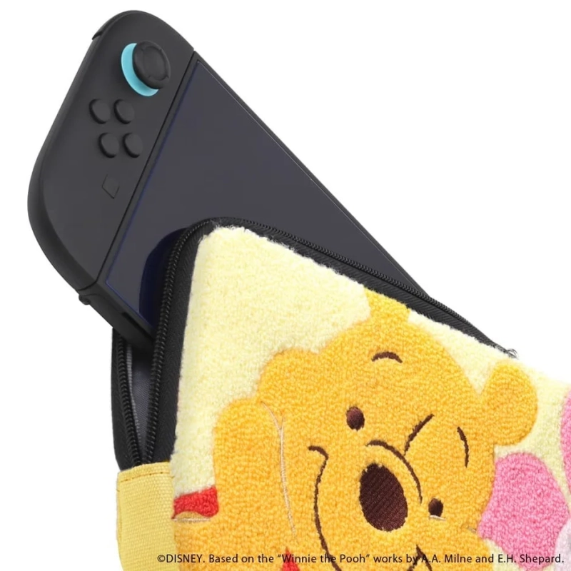Nintendo Switch本体が、くまのプーさんのデザインが施されたふわふわの黄色いポーチに収納されている様子