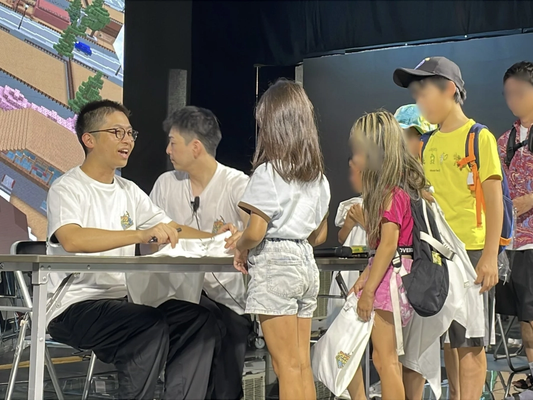 応援隊長きおきお氏と交流する子どもたち