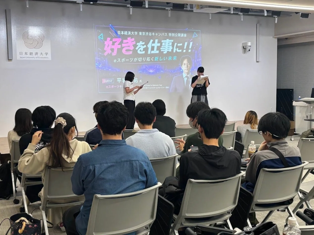 講義風景、スクリーンにタイトル