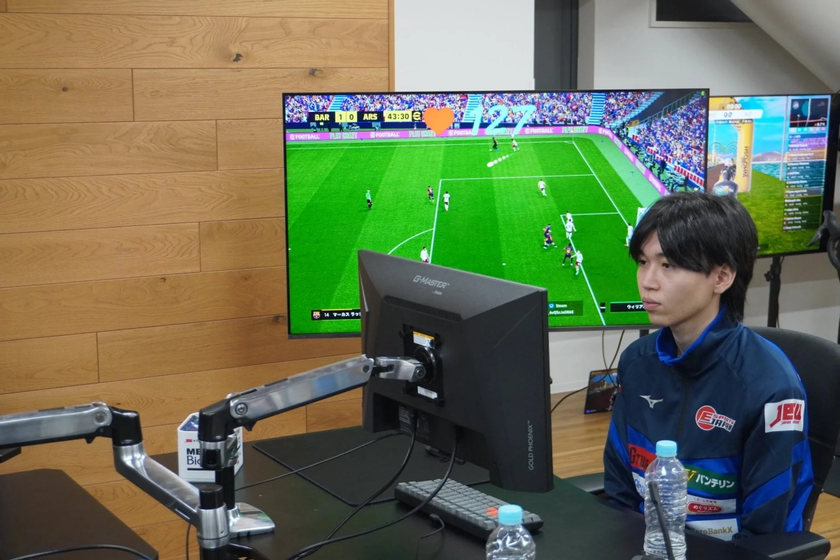 eスポーツの競技者がサッカーゲームをプレイしている様子