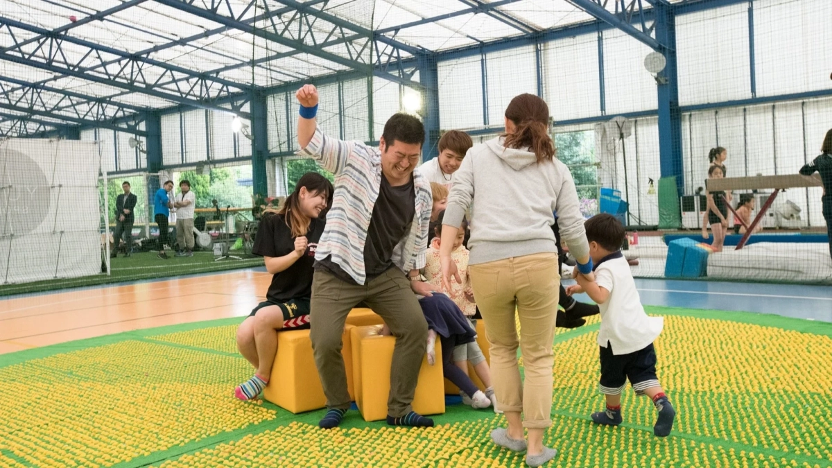 足つぼマットで遊ぶ人々
