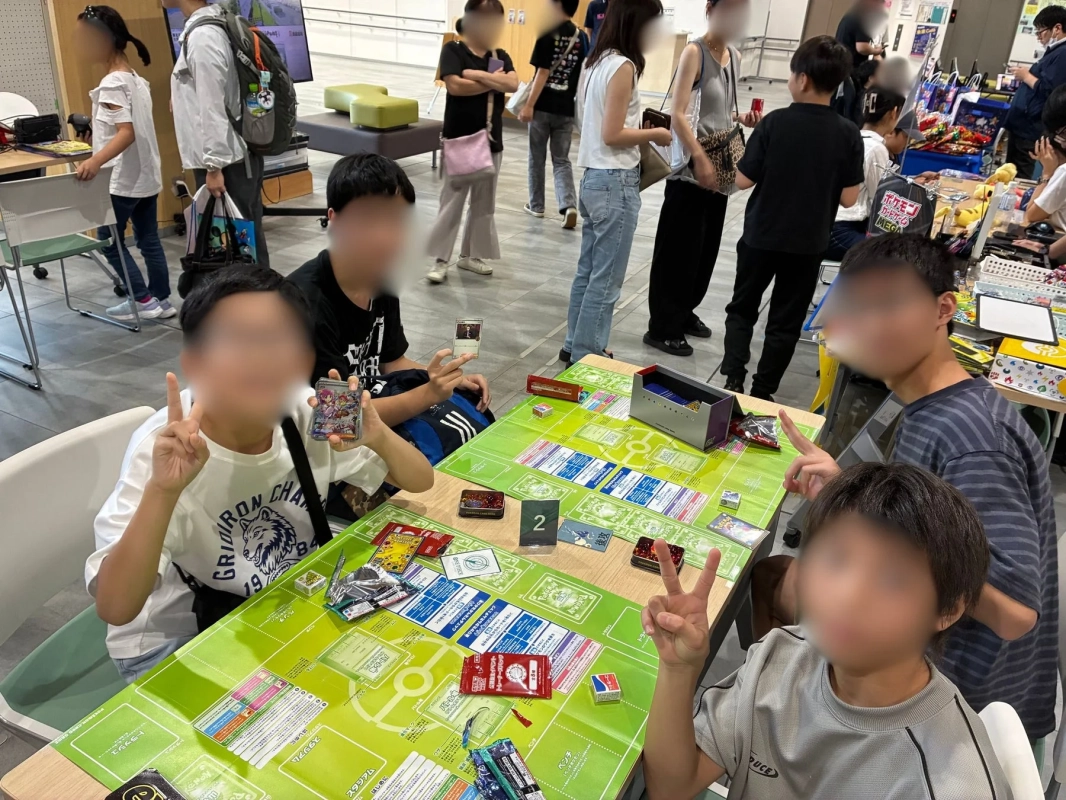 ポケモンカードゲームを楽しむ子供たち