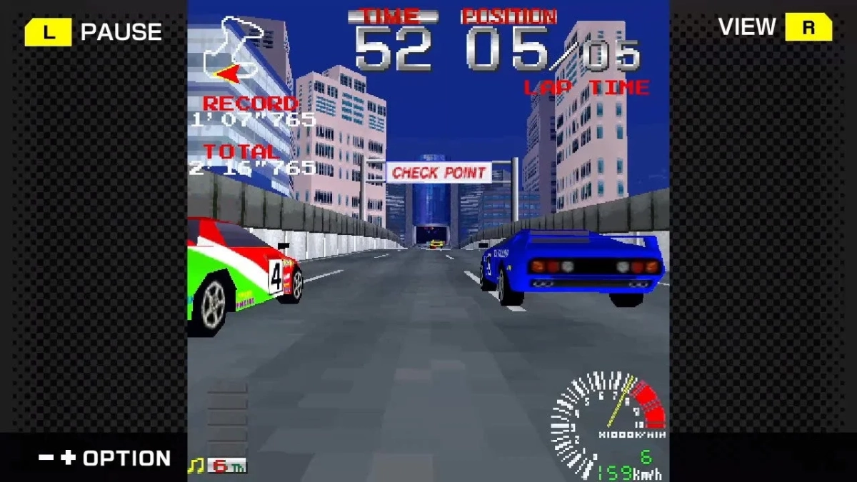 夜の都市を舞台にしたレトロスタイルのレーシングゲームのプレイ画面