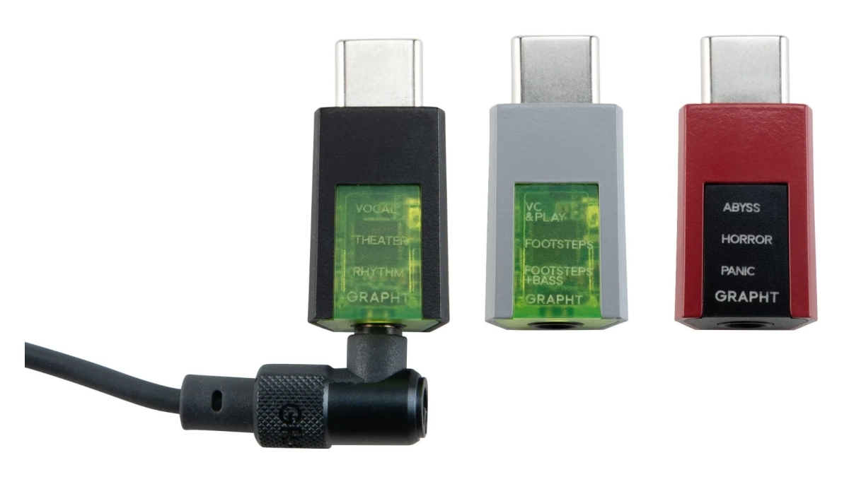 USB-Cコネクタを持つ3つのコンパクトなオーディオアダプターが写っています。