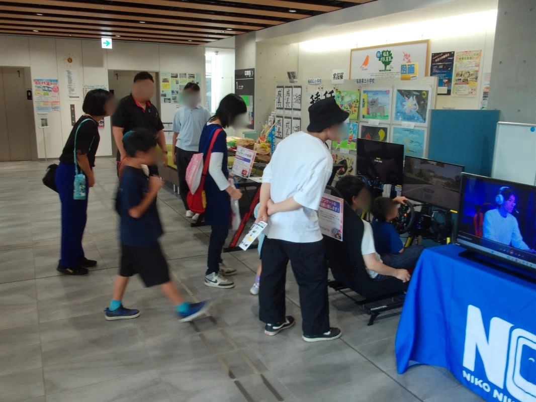 子供たちがレーシングゲームを体験する様子
