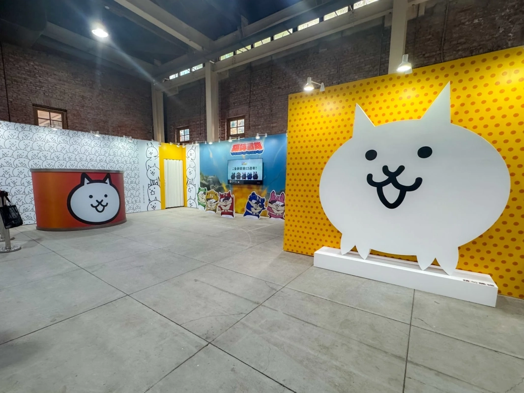 巨大猫オブジェ、13周年メッセージ