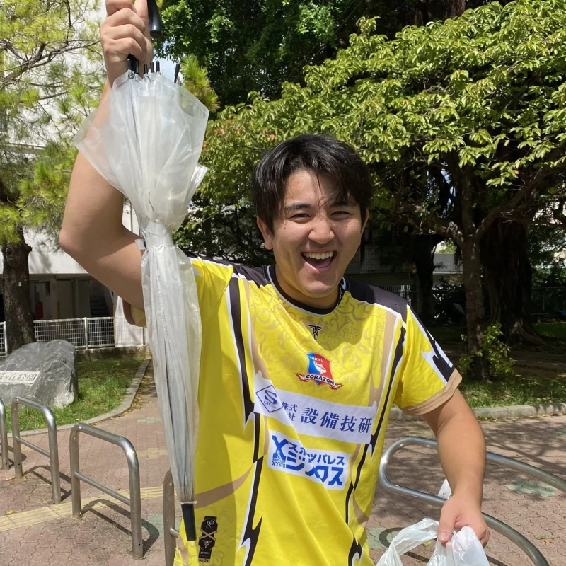 笑顔でごみ拾いを楽しむ参加者