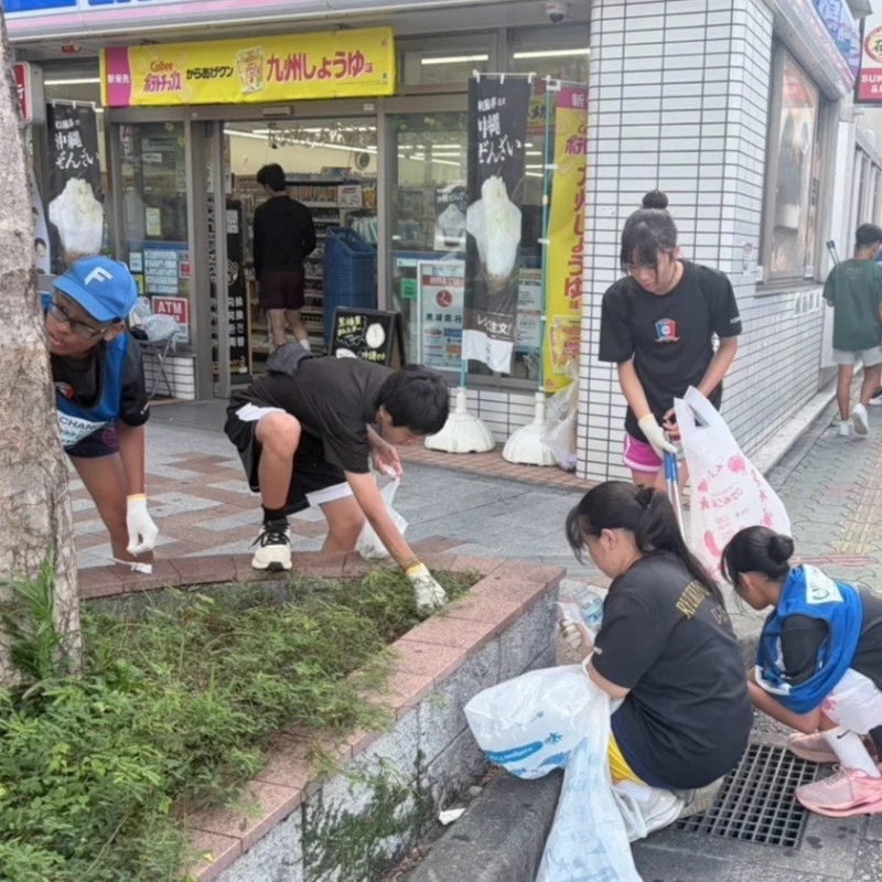 熱心にごみ拾いをする学生たち