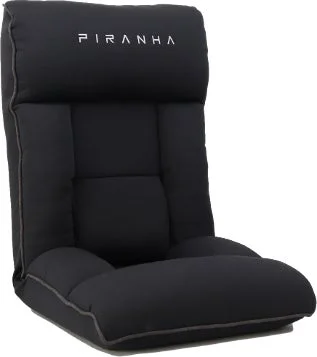 「PIRANHA」のロゴが入った黒色のフロアチェア