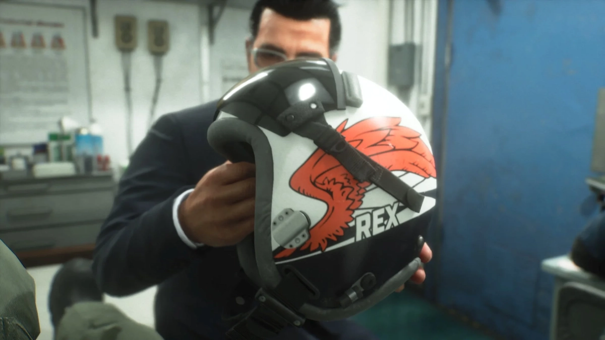 ヘルメットを持つ男性