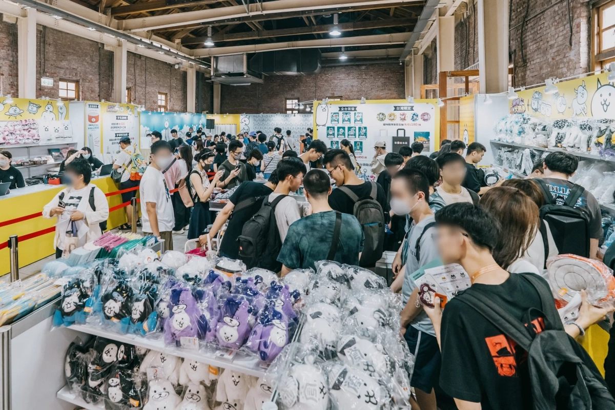 物販コーナー、買い物客