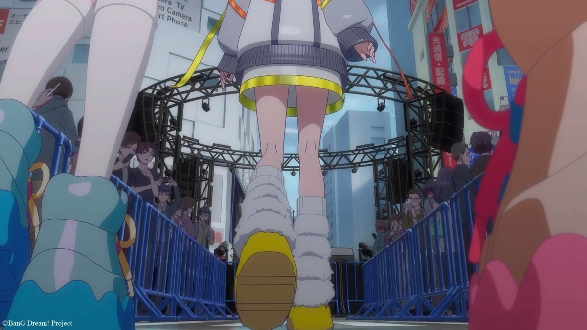 ライブステージでパフォーマンスするキャラクターたち