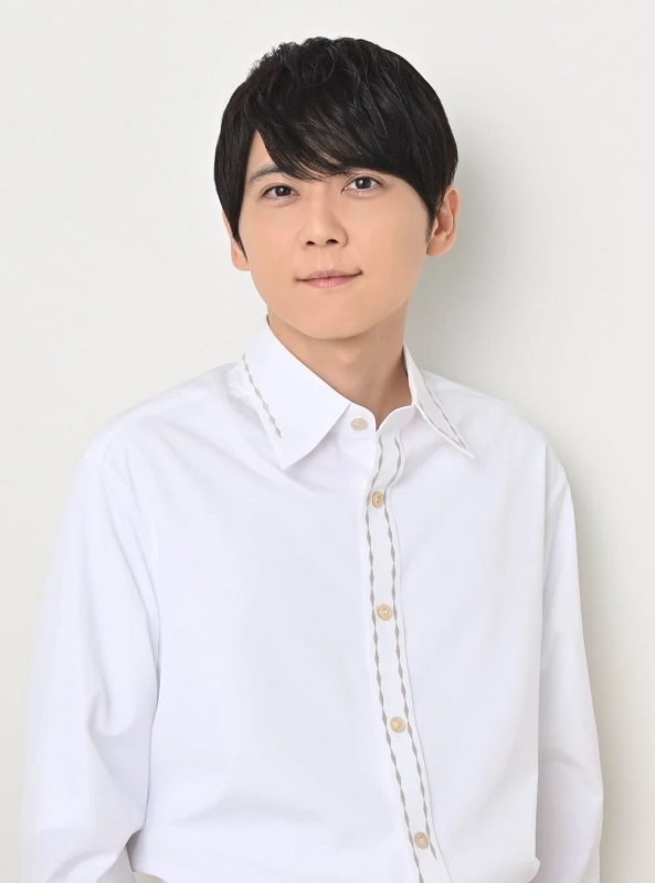 白いシャツを着た若い日本人男性のポートレート。