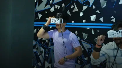 VRヘッドセットを装着してプレイする男性
