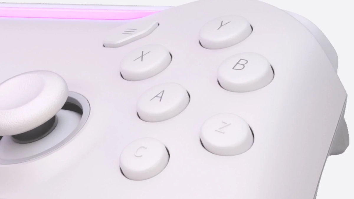 白いゲームコントローラーのクローズアップ画像です。