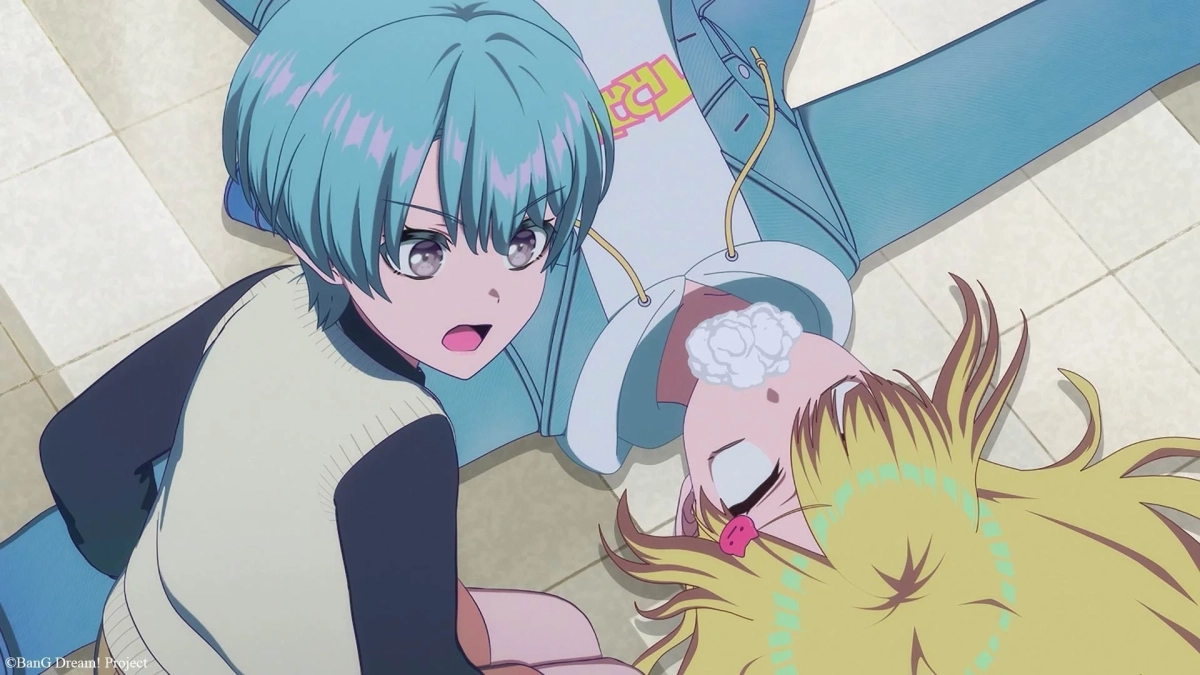 驚いた表情の少女と倒れている少女