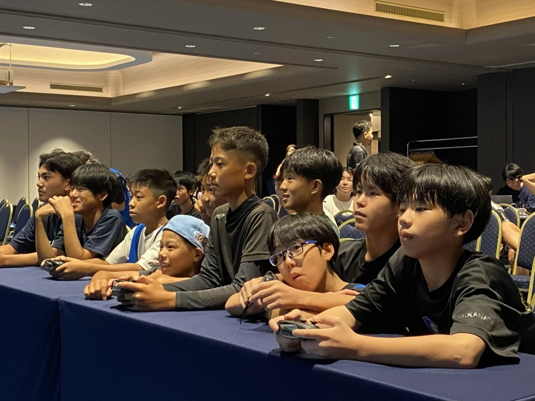 ゲーム大会に集中する少年たち