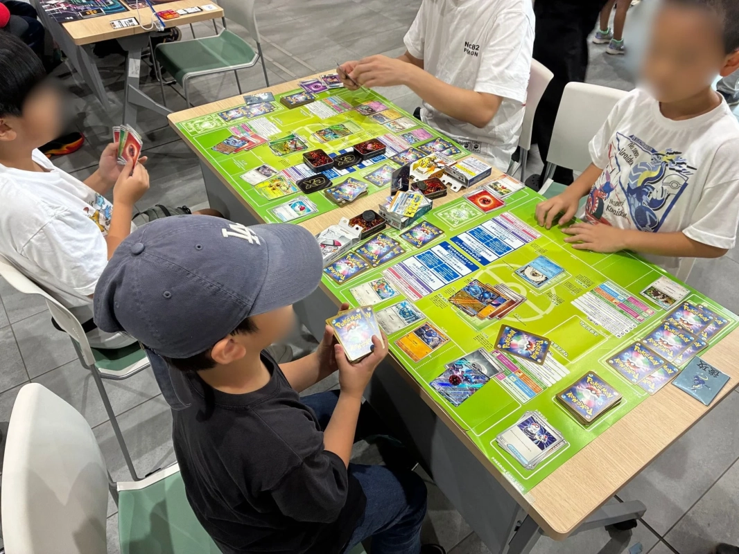 ポケモンカードゲームをプレイする子供たち