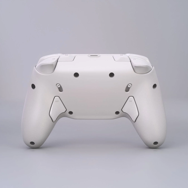 白いゲームコントローラーの背面を写した画像です。