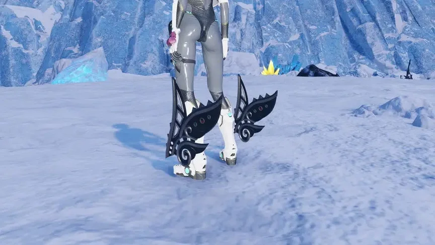 雪と氷に覆われた広大な未来的な環境で、特徴的なサイバーブーツを履いたキャラクターの後ろ姿