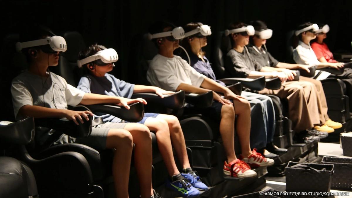 VRヘッドセットを装着して体験する人々